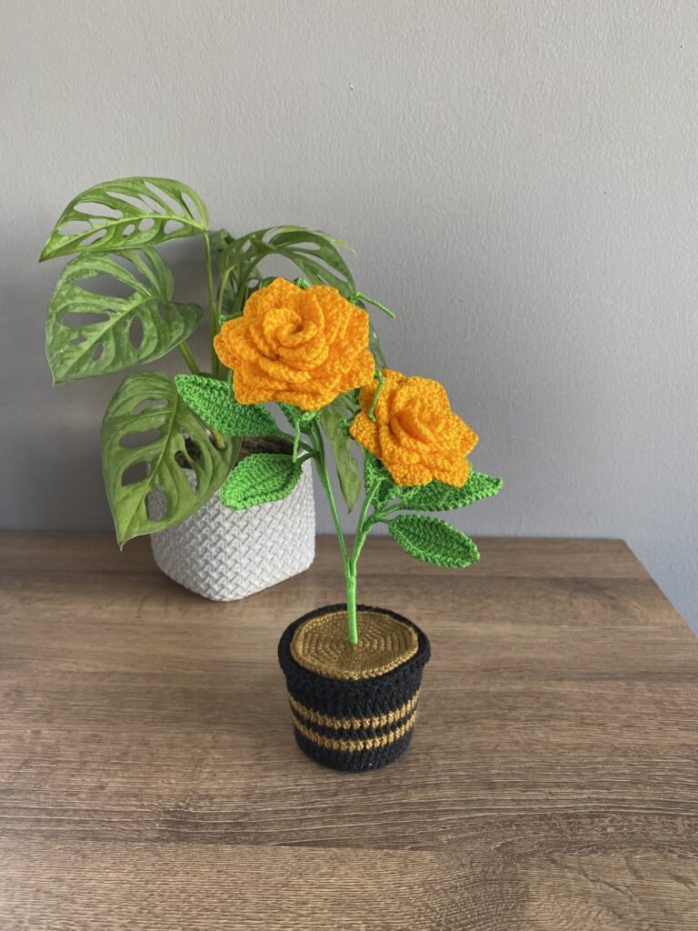 Rosas amarillas en maceta