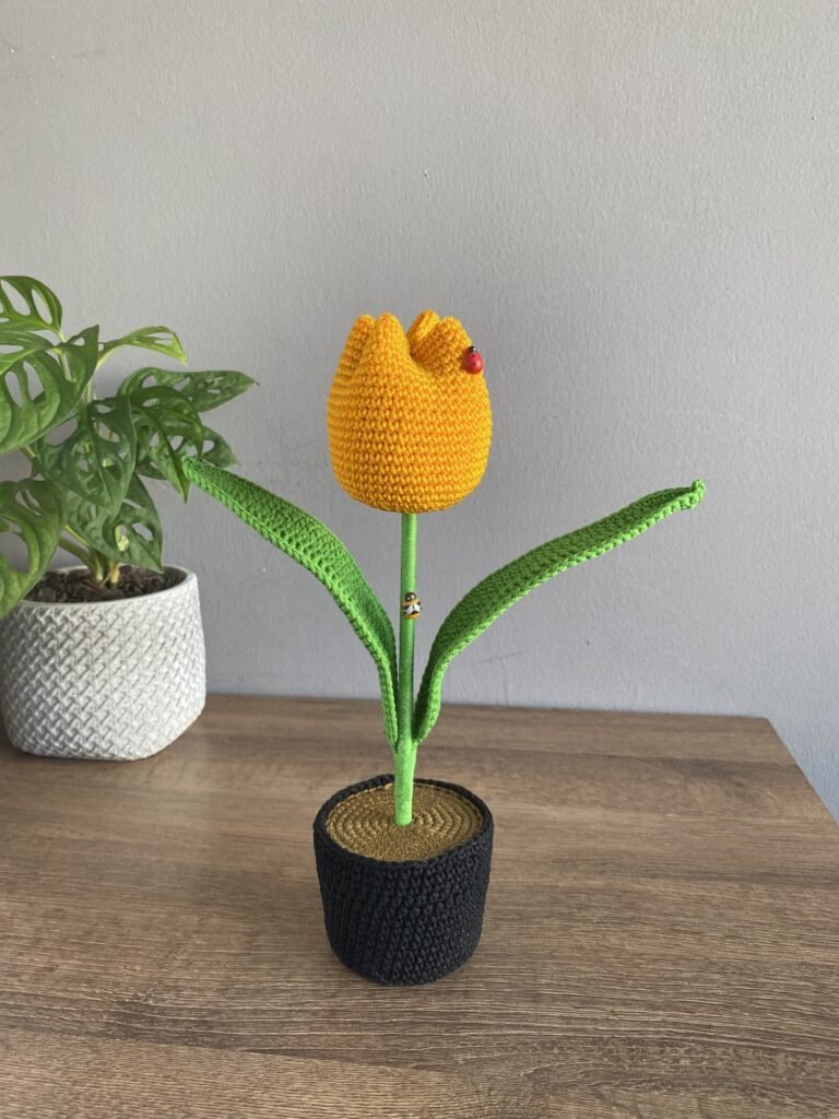 Tulipán amarillo claro con mariquita