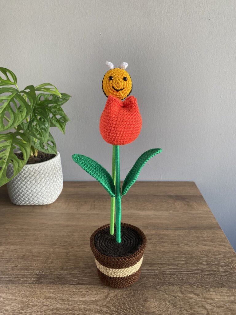 Tulipán rojo con abeja