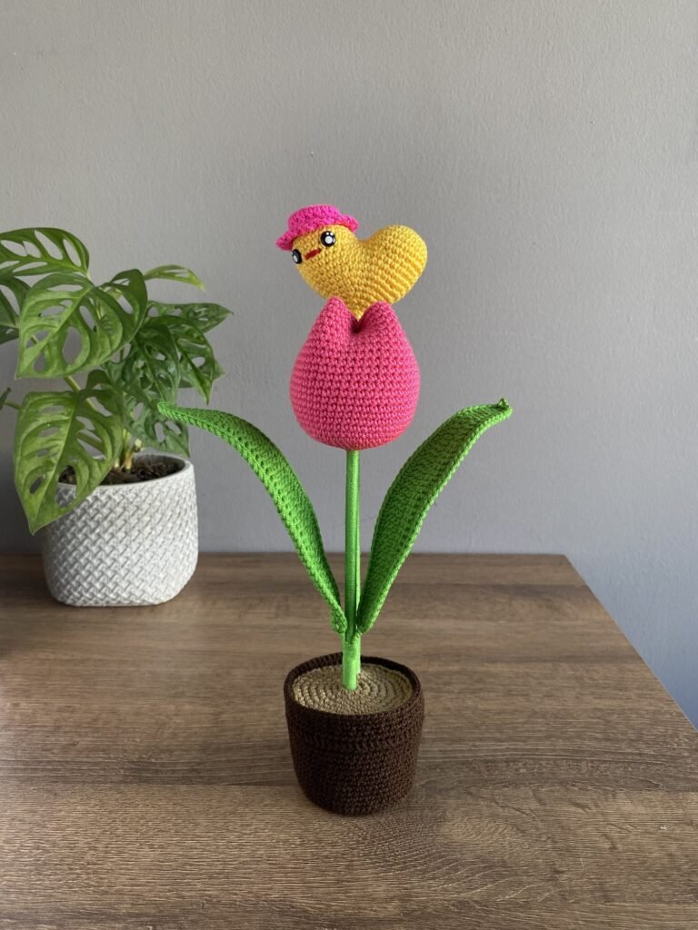 Tulipán rosa con corazón y sombrero