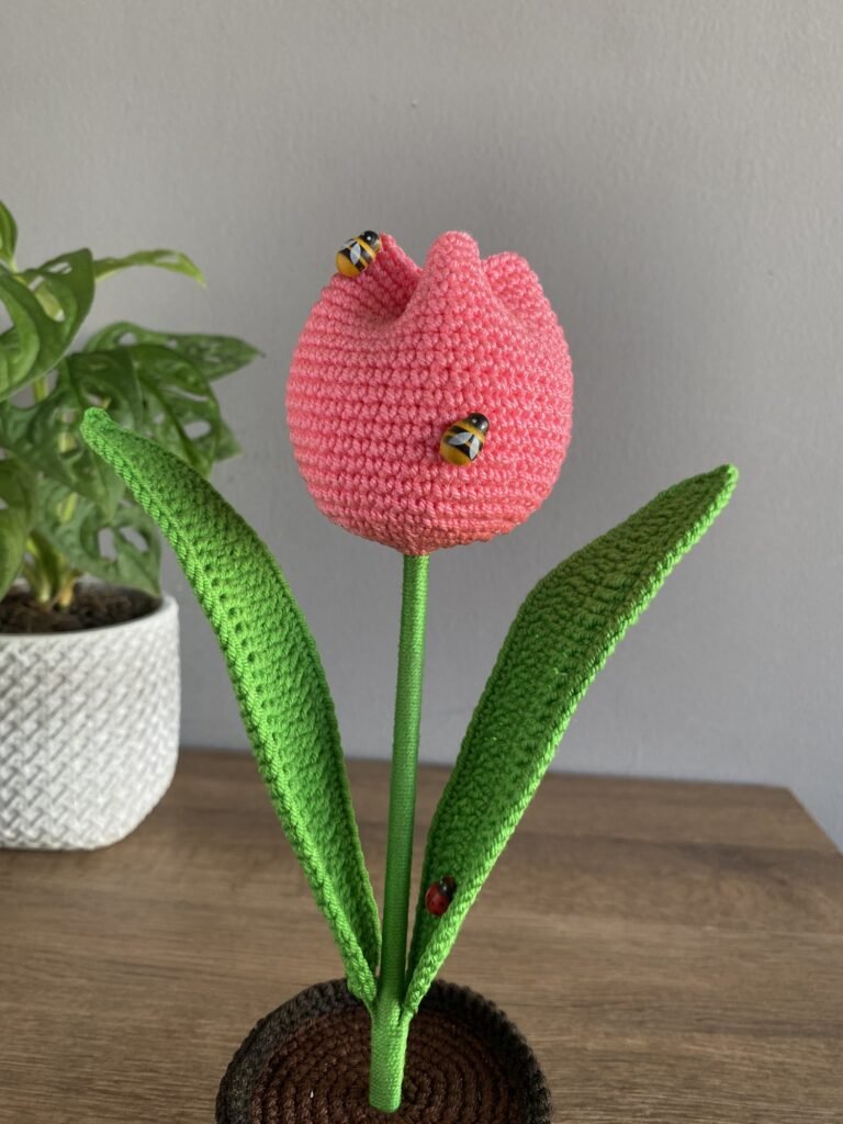 Tulipán rosa con mariquita