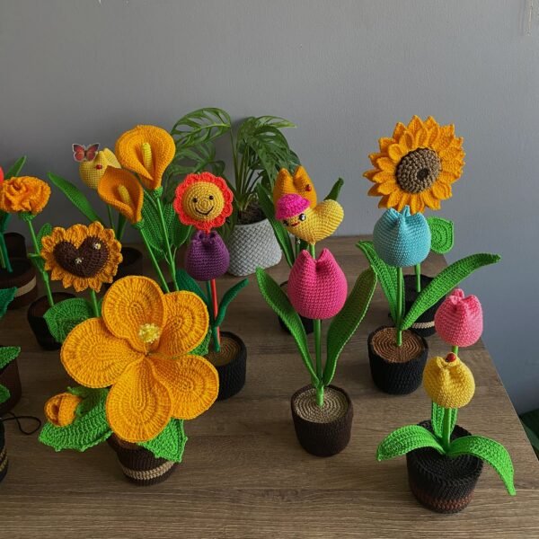 Conjunto de flores de croché de varios colores