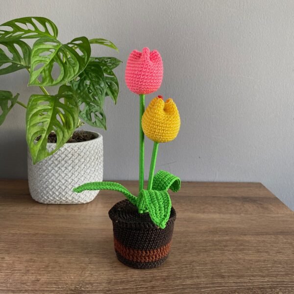 Tulipanes de croché rosa y amarillo en maceta blanca