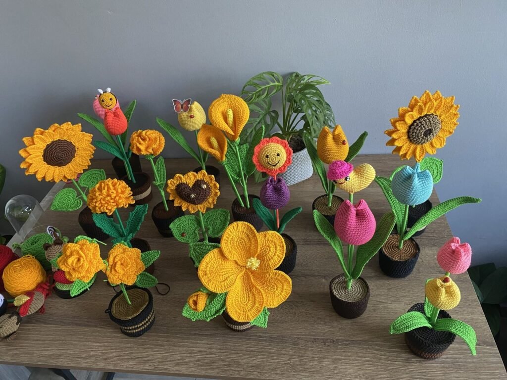 Varias piezas de croché terminadas sobre la mesa del taller